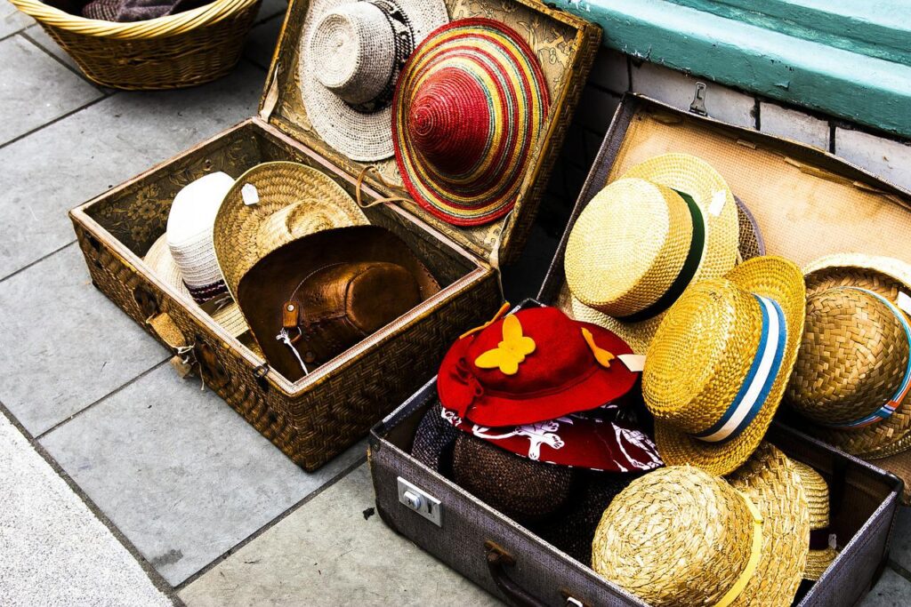 hats, display, suitcase-419894.jpg